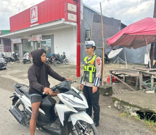 Masih Banyak Pengendara Abaikan Helm, Satlantas Polres Pasangkayu Gelar Edukasi Humanis di Jalan Raya