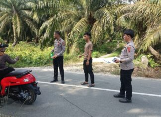 Bhabinkamtibmas Polsek Sarudu Dampingi Unit Laka Lantas Tangani Kecelakaan, Ajak Keluarga Korban Tempuh Jalur Hukum