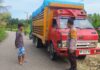 Pelajar Tewas dalam Kecelakaan Truk dan Sepeda Motor di Dapurang, Bhabinkamtibmas Polsek Sarudu Sigap Datangi TKP