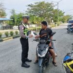Satlantas Polres Pasangkayu Sosialisasikan Pentingnya Penggunaan Helm Bagi Pengendara Roda Dua