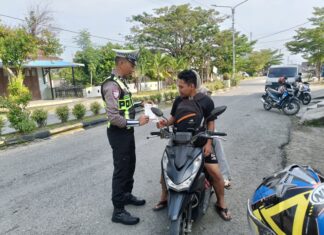 Satlantas Polres Pasangkayu Sosialisasikan Pentingnya Penggunaan Helm Bagi Pengendara Roda Dua