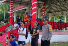 Bhabinkamtibmas Amankan Turnamen HUT RI ke-81 di Desa Tikke, Pertandingan Berlangsung Aman dan Kondusif