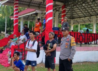Bhabinkamtibmas Amankan Turnamen HUT RI ke-81 di Desa Tikke, Pertandingan Berlangsung Aman dan Kondusif