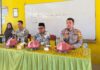 Bhabinkamtibmas Polsek Bambalamotu Berikan Penyuluhan Pencegahan Kenakalan Remaja kepada Orang Tua Siswa