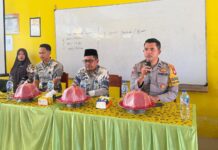Bhabinkamtibmas Polsek Bambalamotu Berikan Penyuluhan Pencegahan Kenakalan Remaja kepada Orang Tua Siswa