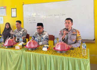 Bhabinkamtibmas Polsek Bambalamotu Berikan Penyuluhan Pencegahan Kenakalan Remaja kepada Orang Tua Siswa