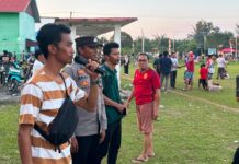 Bhabinkamtibmas Polsek Pasangkayu Amankan Pertandingan HUT ke-81 RI di Desa Tikke,