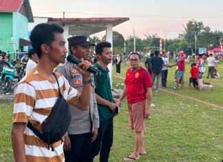 Bhabinkamtibmas Polsek Pasangkayu Amankan Pertandingan HUT ke-81 RI di Desa Tikke,