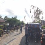 Bhabinkamtibmas Polsek Pasangkayu Amankan Prosesi Ngaben di Desa Martasari, Berjalan Aman dan Khidmat