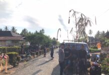 Bhabinkamtibmas Polsek Pasangkayu Amankan Prosesi Ngaben di Desa Martasari, Berjalan Aman dan Khidmat