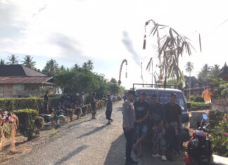 Bhabinkamtibmas Polsek Pasangkayu Amankan Prosesi Ngaben di Desa Martasari, Berjalan Aman dan Khidmat
