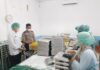 Bhabinkamtibmas Polsek Pasangkayu Monitoring Program Makan Bergizi Gratis di SPPG Mitra Wahid Sumut Pasangkayu 3