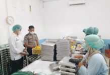 Bhabinkamtibmas Polsek Pasangkayu Monitoring Program Makan Bergizi Gratis di SPPG Mitra Wahid Sumut Pasangkayu 3