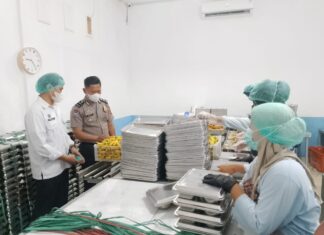 Bhabinkamtibmas Polsek Pasangkayu Monitoring Program Makan Bergizi Gratis di SPPG Mitra Wahid Sumut Pasangkayu 3