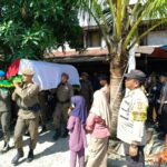 Bhabinkamtibmas Hadiri Upacara Penyerahan Jenazah dan Sampaikan Belasungkawa