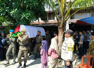 Bhabinkamtibmas Hadiri Upacara Penyerahan Jenazah dan Sampaikan Belasungkawa