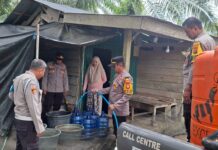 Peduli Warga Terdampak Kemarau, Polsek Sarudu Salurkan Air Bersih ke Permukiman Masyarakat
