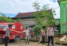 Peduli Warga Terdampak Kemarau, Polsek Baras Salurkan 5.000 Liter Air Bersih di Desa Balanti