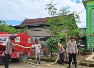 Peduli Warga Terdampak Kemarau, Polsek Baras Salurkan 5.000 Liter Air Bersih di Desa Balanti