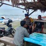 Sat Polairud Polres Pasangkayu Ajak Nelayan Jaga Kamtibmas dan Kebersihan Pesisir Pantai