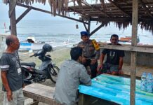 Sat Polairud Polres Pasangkayu Ajak Nelayan Jaga Kamtibmas dan Kebersihan Pesisir Pantai