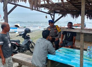 Sat Polairud Polres Pasangkayu Ajak Nelayan Jaga Kamtibmas dan Kebersihan Pesisir Pantai