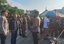 Bhabinkamtibmas Bersama Instansi Terkait Tertibkan Pedagang di Bahu Jalan Pasar Randomayang
