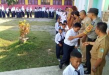 Bhabinkamtibmas Polsek Bambalamotu Jadi Pembina Upacara Bendera