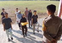 Jelang HUT RI ke-81, Bhabinkamtibmas Polsek Bambalamotu Latih Paskibra Tingkat Kecamatan