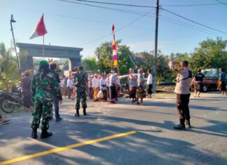 Bhabinkamtibmas Polsek Pasangkayu Kawal Prosesi Ngaben, Wujud Kehadiran Polri di Tengah Masyarakat