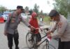 Semarak Kemerdekaan, Polres Pasangkayu Bagikan Bendera Merah Putih kepada Pengendara