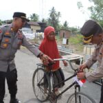 Semarak Kemerdekaan, Polres Pasangkayu Bagikan Bendera Merah Putih kepada Pengendara