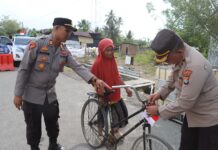 Semarak Kemerdekaan, Polres Pasangkayu Bagikan Bendera Merah Putih kepada Pengendara