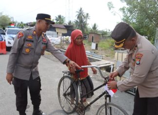 Semarak Kemerdekaan, Polres Pasangkayu Bagikan Bendera Merah Putih kepada Pengendara