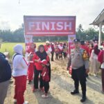Bhabinkamtibmas Polsek Sarudu Amankan Jalan Sehat dalam Rangka HUT RI ke-81 di Desa Bulu Mario