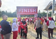 Bhabinkamtibmas Polsek Sarudu Amankan Jalan Sehat dalam Rangka HUT RI ke-81 di Desa Bulu Mario