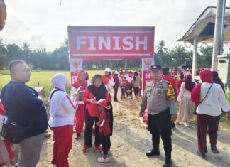 Bhabinkamtibmas Polsek Sarudu Amankan Jalan Sehat dalam Rangka HUT RI ke-81 di Desa Bulu Mario