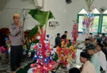 Dekat dengan Warga, Bhabinkamtibmas Polsek Bambalamotu Hadiri Peringatan Maulid Nabi Muhammad SAW