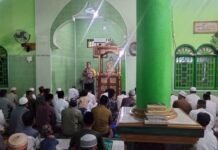 Bhabinkamtibmas Polsek Baras Berikan Himbauan Kamtibmas Usai Shalat Jumat di Masjid Nimatullah