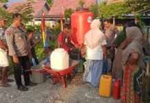 Krisis Air Saat Kemarau, Polsek Bambalamotu Hadir Salurkan Air Bersih untuk Warga Kampung Nelayan