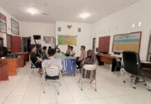 Jaga Kamtibmas, Bhabinkamtibmas Polsek Pasangkayu Koordinasi dengan Pemilik Timbangan Sawit di Desa Pedanda