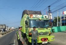 Polantas Karib, Sat Lantas Polres Pasangkayu Edukasi Sopir Angkutan Barang tentang Keselamatan Berkendara