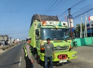 Polantas Karib, Sat Lantas Polres Pasangkayu Edukasi Sopir Angkutan Barang tentang Keselamatan Berkendara