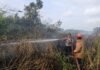 Polres Pasangkayu Bersama Damkar Gerak Cepat Padamkan Kebakaran Lahan Nonproduktif di Dusun Kalindu