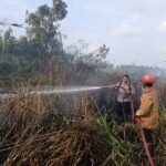 Polres Pasangkayu Bersama Damkar Gerak Cepat Padamkan Kebakaran Lahan Nonproduktif di Dusun Kalindu