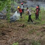 Bhabinkamtibmas Polsek Pasangkayu Bersama Warga dan Tim Gabungan Padamkan Kebakaran Lahan di Afd. India PT Pasangkayu