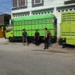 POLANTAS KARIB DEKATI SOPIR TRUK, SAT LANTAS POLRES PASANGKAYU EDUKASI KESELAMATAN DAN BAHAYA ODOL