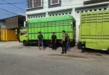 POLANTAS KARIB DEKATI SOPIR TRUK, SAT LANTAS POLRES PASANGKAYU EDUKASI KESELAMATAN DAN BAHAYA ODOL