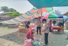Hadir di Tengah Warga, Polsek Sarudu Pantau Aktivitas Pasar Desa Benggaulu untuk Jaga Kamtibmas Tetap Kondusif