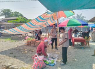 Hadir di Tengah Warga, Polsek Sarudu Pantau Aktivitas Pasar Desa Benggaulu untuk Jaga Kamtibmas Tetap Kondusif